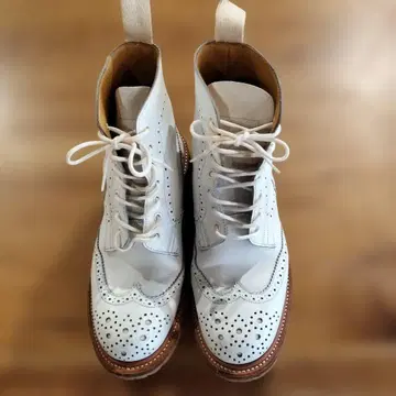 TricKers 화이트 윙 팁 하이컷 신발