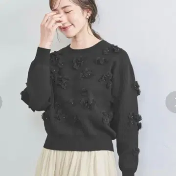 3D 플라워 모티브 롱 슬리브 니트