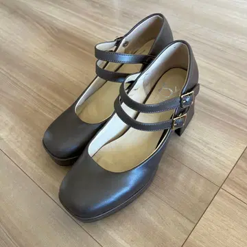 브라운 스트랩 하이힐