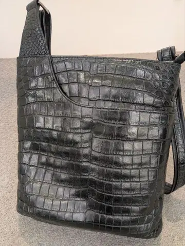 크로커다일 숄더백 블랙
