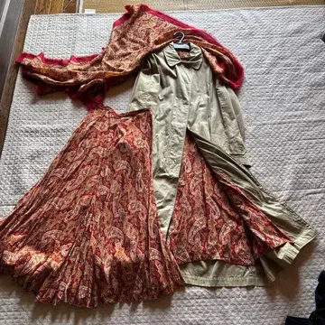 베이지 롱 코트 페이즐리 무늬