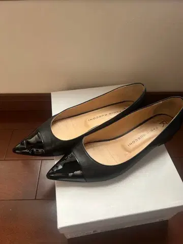 파비오 루스코니 블랙 가죽 스틸레토 플랫슈즈