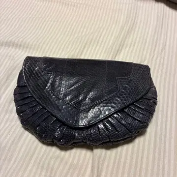 다크 그레이 가죽 프릴 클러치백