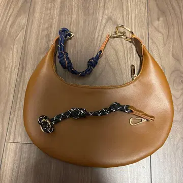 LE VERNIS 파라코드 핸들 문 숄더백