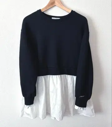 [ MOMO COLLECTION ] 프릴 슬리브 2way 도킹 맨투맨