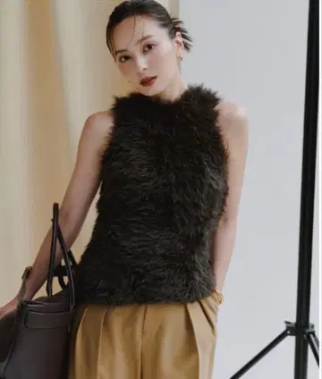 아뉴앙스 퍼라이크 슬리브리스 니트탑 다크 브라운