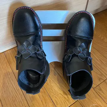 블랙 꽃 장식 부츠