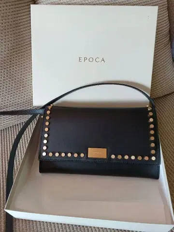 에포카 스터드 장식 3단 폴더형 지갑 블랙