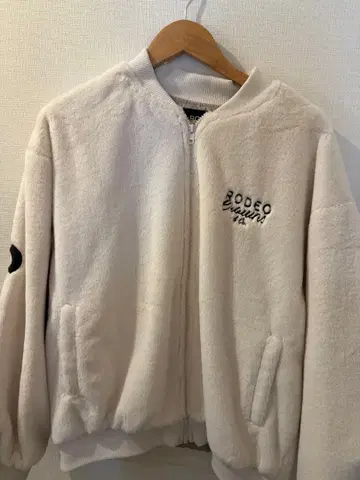 플리스 자켓 크림색 로고 자수