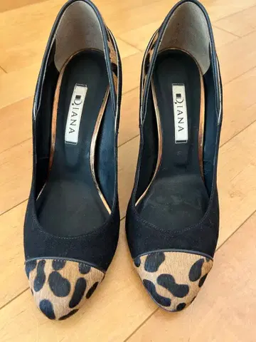 D.IANA 블랙 레오파드 무늬 하이힐