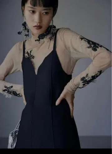 AMERI UND FUR EMBROIDERY SKIN TOP 베이지