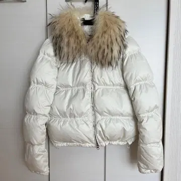 화이트 다운 자켓 인조 모피 포함