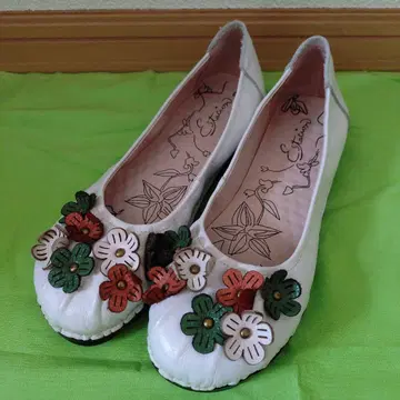 에스타시온 꽃 모티브 화이트 플랫슈즈 미사용품 24.5