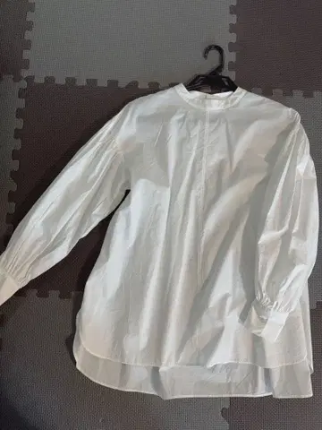 Mila Owen 화이트 라운드넥 벌룬 슬리브 셔츠