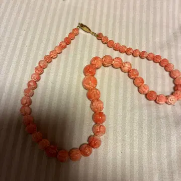 코랄 비즈 목걸이