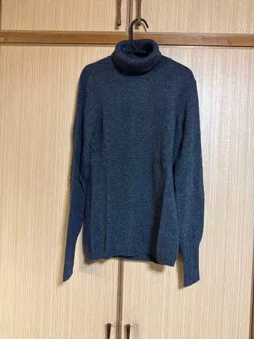 택 포함 미사용품 유니클로 캐시미어 터틀넥 스웨터 그레이 M 사이즈