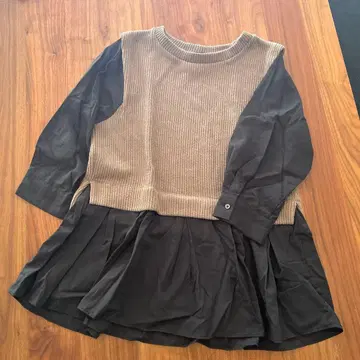 리브 니트 스웨터와 플레어 스커트 상의