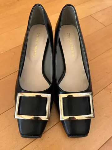 블랙 가죽 펌프스 스퀘어토