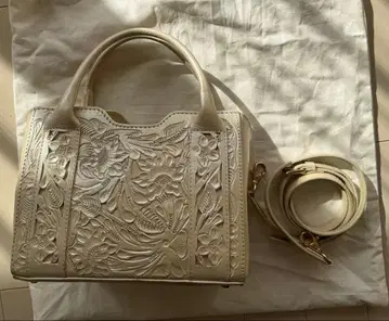 카빙 트라이브스 펄 화이트 숄더백