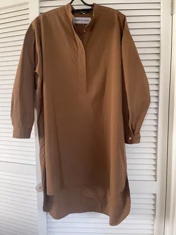 STAMP AND DIARY 브라운 하프 버튼 셔츠