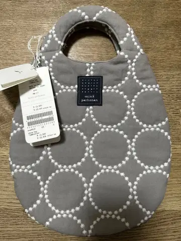 미나 페르호넨 우즈라 백 그레이