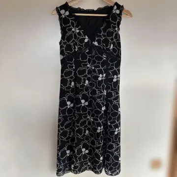 블랙 플라워 무늬와 그레이 반팔 원피스