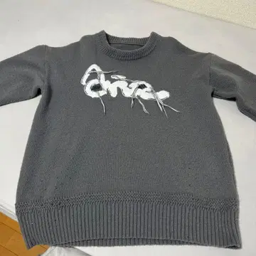 그레이 니트 스웨터 로고 자수 포함