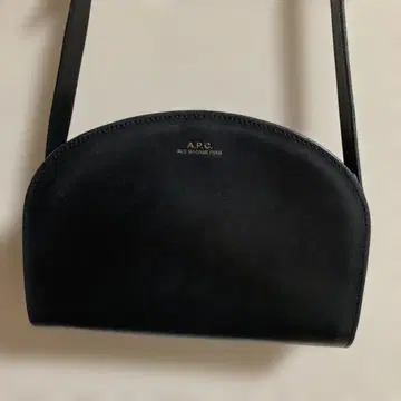 APC 하프문 숄더백 블랙