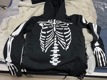 스켈레톤 디자인 후드 부착 후드티