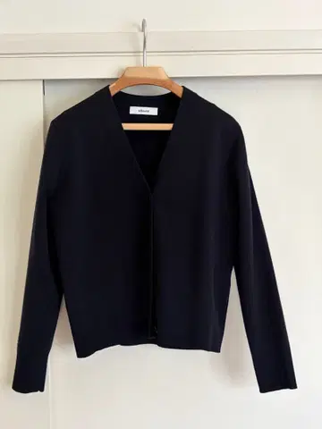 ebure 네이비 V넥 긴팔 가디건