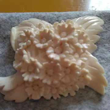 천연 소재 상아 조각 브로치 새상품