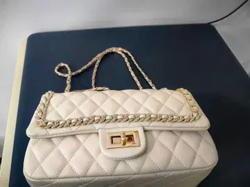 화이트 퀼팅 숄더백