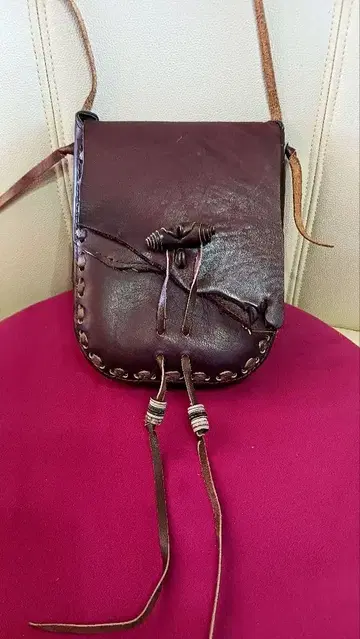 다크 브라운 가죽 숄더백