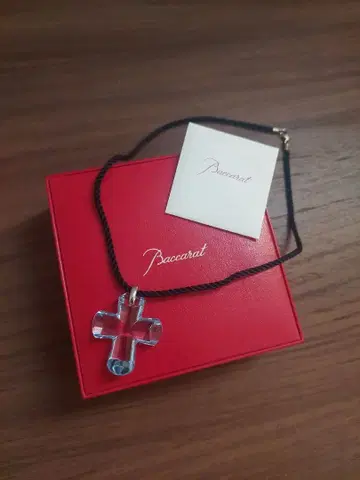 Baccarat 크리스탈 크로스 목걸이 클리어 블루