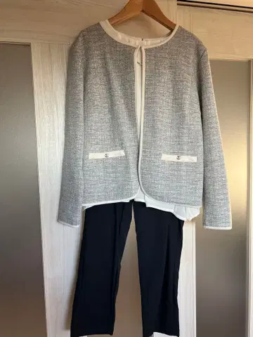 그레이 트위드 자켓과 네이비 팬츠 세트