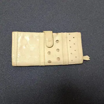 크림색 가죽 장지갑