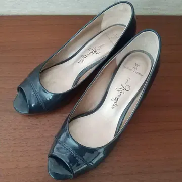 [ 컨디션 최상 ] 긴자 카네마츠 오픈토 에나멜 펌프스 21.5 E