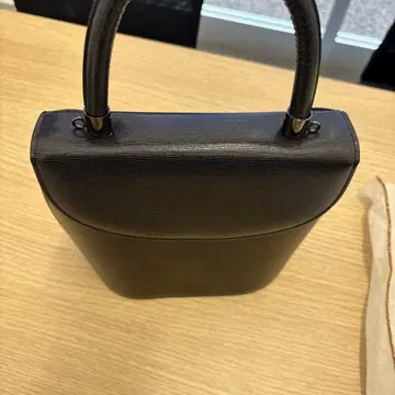 블랙 에나멜 핸드백