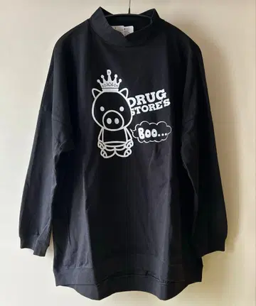 드럭스토어의 하이넥 스탠다드 프린트 돌먼 롱T