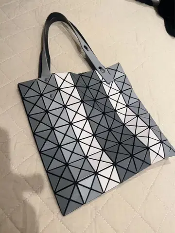 기하학 패턴 토트백 그레이와 화이트