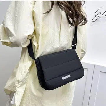 BEYOND THE VINES 블랙 숄더백 미니 쿠션성 있는