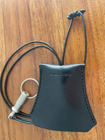 핸더 스킴 키 넥 홀더 촬영만 했습니다.