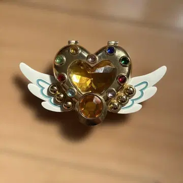 세일러문 하트형 날개 달린 거울