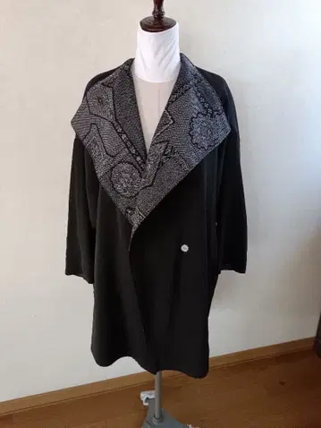 오버 사이즈 자켓 흑과 그레이의 무늬