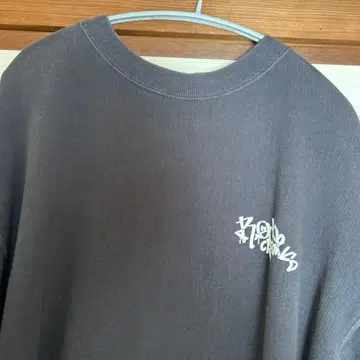 다크 그레이 그래픽 트레이닝복