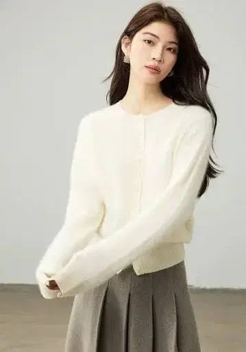 크림색 버튼 달린 가디건