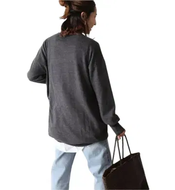 [ 택 포함 새상품 ] 다크 그레이 V넥 긴팔 니트