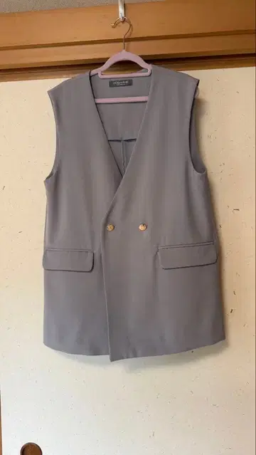 그레이 더블 버튼 슬리브리스 베스트