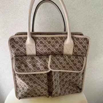 베이지 로고 패턴 핸드백
