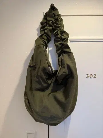 OUAT 올리브 숄더백 ISETAN MEN